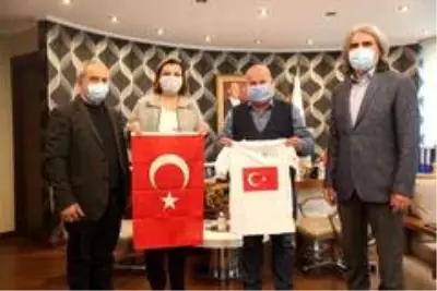 İzmit Belediyesi Güney Türkistan'a 2 bin adet Türk Bayrağı gönderdi İzmit Belediyesi Güney Türkistan'a 2 bin adet Türk Bayrağı gönderdi