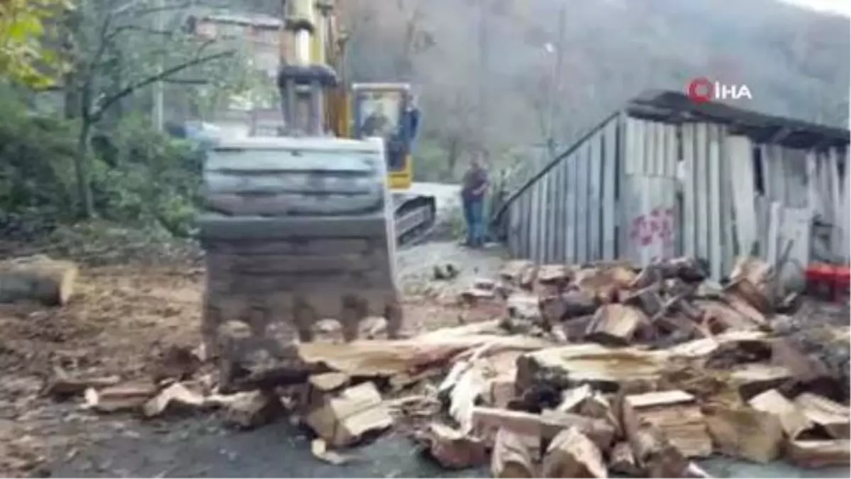 Karadeniz insanın ilginç çözümleri bitmiyor...3 günde kıracağı kışlık odununu balta yerine iş makinesinin kepçesi ile kırdı