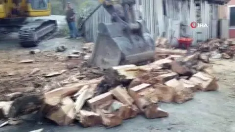 Karadeniz insanın ilginç çözümleri bitmiyor...3 günde kıracağı kışlık odununu balta yerine iş makinesinin kepçesi ile kırdı