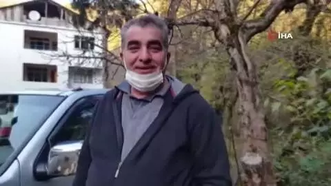 Karadeniz insanın ilginç çözümleri bitmiyor...3 günde kıracağı kışlık odununu balta yerine iş makinesinin kepçesi ile kırdı
