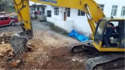 Karadeniz insanın ilginç çözümleri bitmiyor...3 günde kıracağı kışlık odununu balta yerine iş makinesinin kepçesi ile kırdı