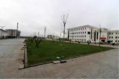 Kartepe Kent Meydanı yeşillendiriliyor Kartepe Kent Meydanı yeşillendiriliyor