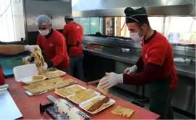Sokağa çıkma kısıtlaması Adanalıların kebap aşkına engel olamıyor Sokağa çıkma kısıtlaması Adanalıların kebap aşkına engel olamıyor