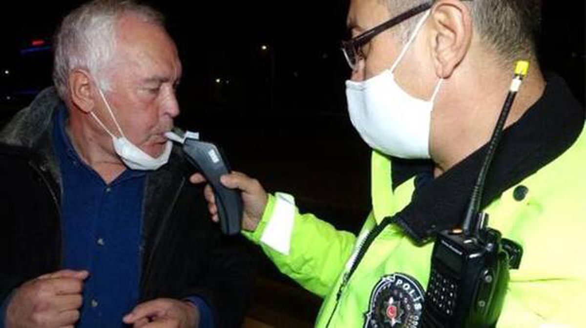Kısıtlamada aracını polislerin üzerine süren 70 yaşındaki alkollü vatandaşa 3 ayrı suçtan ceza kesildi