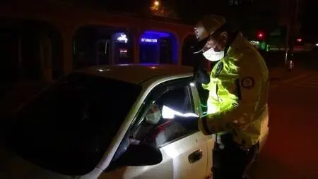 Kısıtlamada gidecek yeri olmadığını söyleyen gence polis yardımcı oldu Kısıtlamada gidecek yeri olmadığını söyleyen gence polis yardımcı oldu