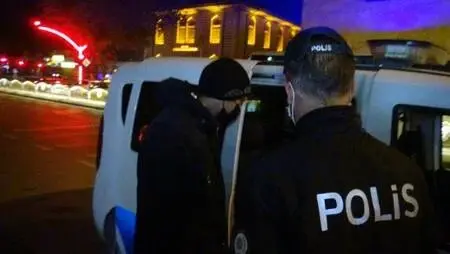 Kısıtlamada gidecek yeri olmadığını söyleyen gence polis yardımcı oldu Kısıtlamada gidecek yeri olmadığını söyleyen gence polis yardımcı oldu