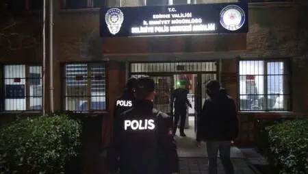 Kısıtlamada gidecek yeri olmadığını söyleyen gence polis yardımcı oldu Kısıtlamada gidecek yeri olmadığını söyleyen gence polis yardımcı oldu