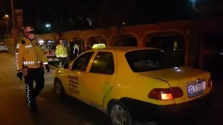 Kısıtlamada gidecek yeri olmadığını söyleyen gence polis yardımcı oldu Kısıtlamada gidecek yeri olmadığını söyleyen gence polis yardımcı oldu