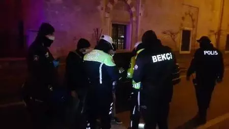Kısıtlamada gidecek yeri olmadığını söyleyen gence polis yardımcı oldu Kısıtlamada gidecek yeri olmadığını söyleyen gence polis yardımcı oldu