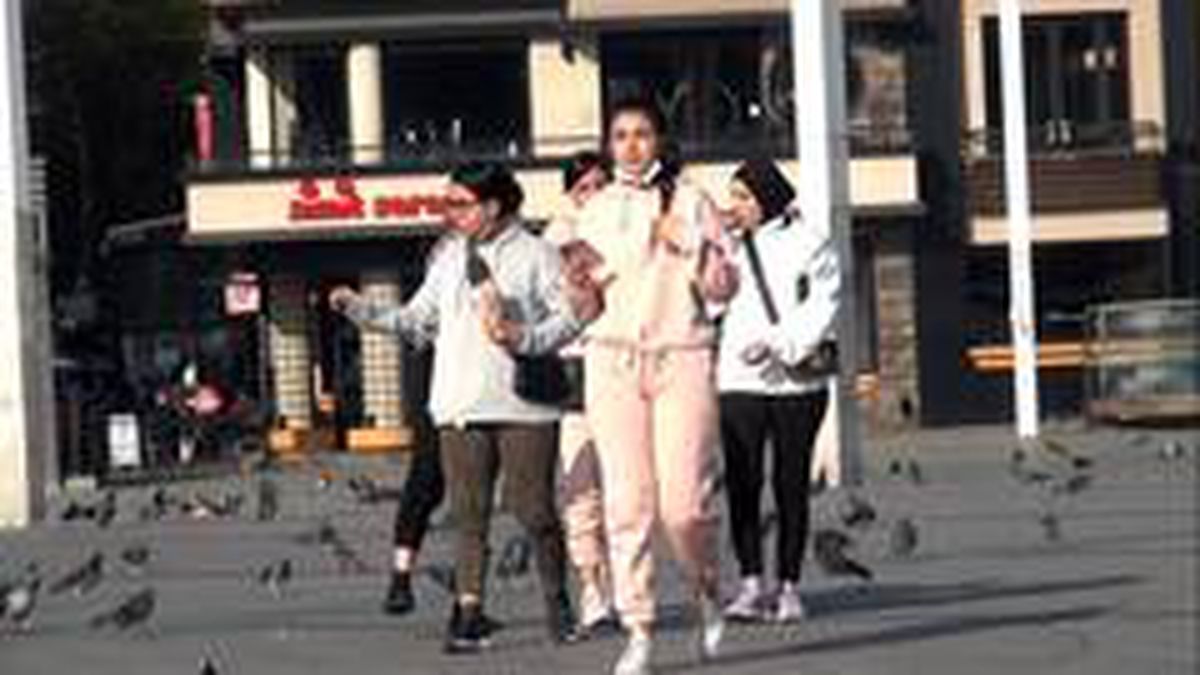 Kısıtlamada turistlerin keyfine diyecek yoktu! Maskelerini çıkartıp çekirdek çitleyip yerlere attılar