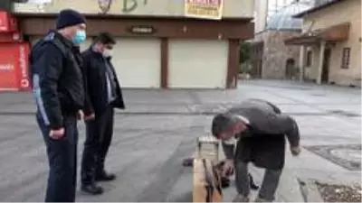 Kısıtlamayı duymayan boyacı boş sokakta müşteri beklerken karşısında zabıtayı buldu