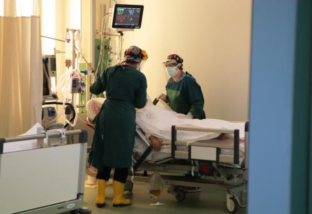 Korona hastasının isteği sağlık çalışanını ağlattı: Yalvarıyorum, biraz nefes verin
