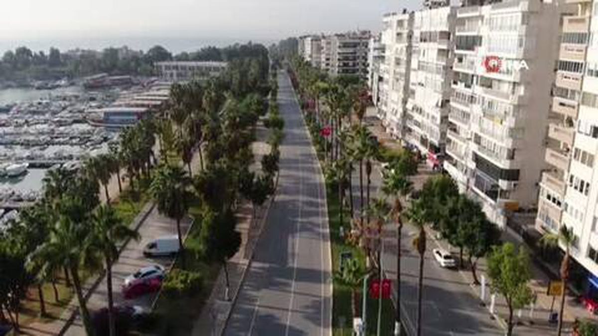 Mersin'de cadde ve sokaklar boş kaldı