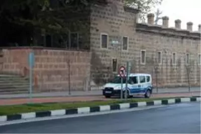 Şehrin sessizliğinde okunan salalar yankılandı