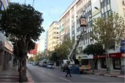 Şehrin sessizliğinde okunan salalar yankılandı