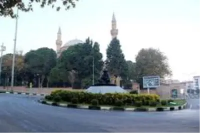 Şehrin sessizliğinde okunan salalar yankılandı