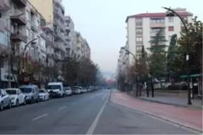 Şehrin sessizliğinde okunan salalar yankılandı