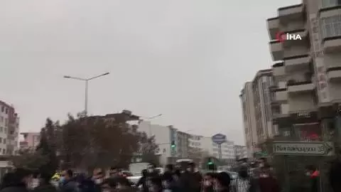 Seyyar satıcılar ile zabıtalar arasında gerginlik...Sosyal mesafe unutuldu Seyyar satıcılar ile zabıtalar arasında gerginlik...Sosyal mesafe unutuldu
