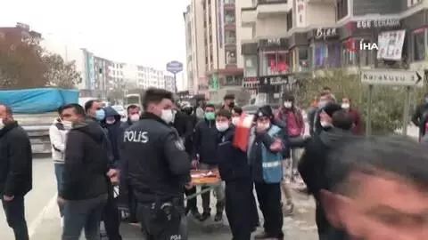 Seyyar satıcılar ile zabıtalar arasında gerginlik...Sosyal mesafe unutuldu Seyyar satıcılar ile zabıtalar arasında gerginlik...Sosyal mesafe unutuldu