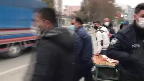 Seyyar satıcılar ile zabıtalar arasında gerginlik...Sosyal mesafe unutuldu Seyyar satıcılar ile zabıtalar arasında gerginlik...Sosyal mesafe unutuldu