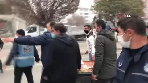 Seyyar satıcılar ile zabıtalar arasında gerginlik...Sosyal mesafe unutuldu Seyyar satıcılar ile zabıtalar arasında gerginlik...Sosyal mesafe unutuldu