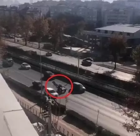 Son dakika haberleri | Ters şeritte seyrederek trafiği tehlikeye atan at arabası kamerada Son dakika haberleri | Ters şeritte seyrederek trafiği tehlikeye atan at arabası kamerada