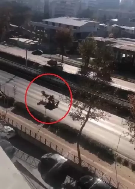 Son dakika haberleri | Ters şeritte seyrederek trafiği tehlikeye atan at arabası kamerada Son dakika haberleri | Ters şeritte seyrederek trafiği tehlikeye atan at arabası kamerada