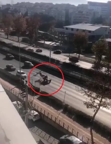 Son dakika haberleri | Ters şeritte seyrederek trafiği tehlikeye atan at arabası kamerada Son dakika haberleri | Ters şeritte seyrederek trafiği tehlikeye atan at arabası kamerada