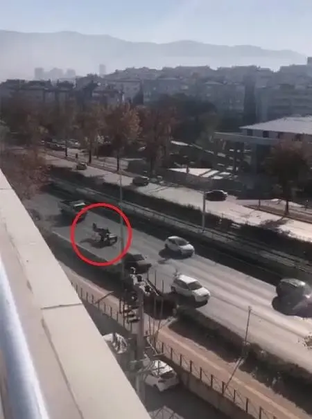 Son dakika haberleri | Ters şeritte seyrederek trafiği tehlikeye atan at arabası kamerada Son dakika haberleri | Ters şeritte seyrederek trafiği tehlikeye atan at arabası kamerada