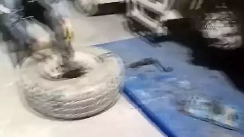 Tırın lastiklerine gizlenmiş gümrük kaçağı 1400 paket sigara yakalandı Tırın lastiklerine gizlenmiş gümrük kaçağı 1400 paket sigara yakalandı