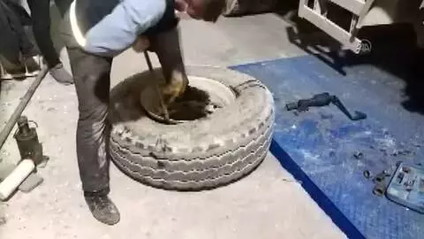Tırın lastiklerine gizlenmiş gümrük kaçağı 1400 paket sigara yakalandı Tırın lastiklerine gizlenmiş gümrük kaçağı 1400 paket sigara yakalandı