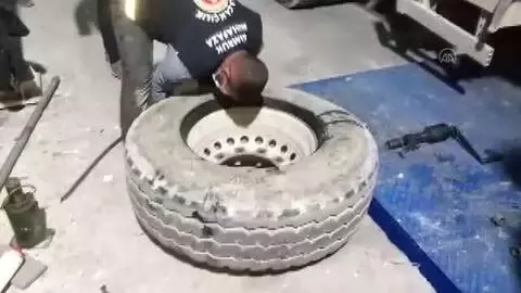 Tırın lastiklerine gizlenmiş gümrük kaçağı 1400 paket sigara yakalandı Tırın lastiklerine gizlenmiş gümrük kaçağı 1400 paket sigara yakalandı