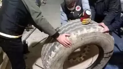 Tırın lastiklerine gizlenmiş gümrük kaçağı 1400 paket sigara yakalandı Tırın lastiklerine gizlenmiş gümrük kaçağı 1400 paket sigara yakalandı