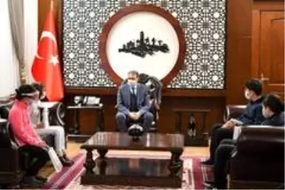 Vali Şıldak'tan başarılı öğrencilere ödül Vali Şıldak'tan başarılı öğrencilere ödül