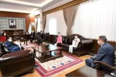 Vali Şıldak'tan başarılı öğrencilere ödül Vali Şıldak'tan başarılı öğrencilere ödül