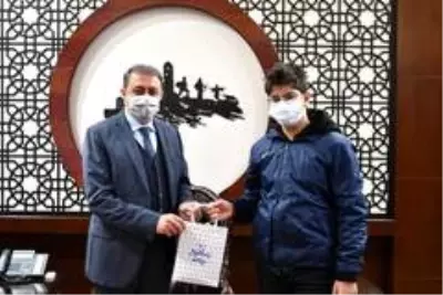 Vali Şıldak'tan başarılı öğrencilere ödül Vali Şıldak'tan başarılı öğrencilere ödül
