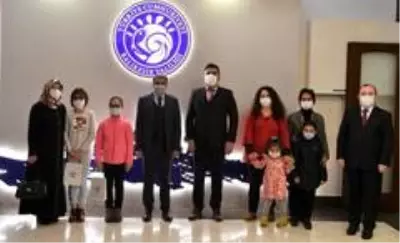 Vali Şıldak'tan başarılı öğrencilere ödül Vali Şıldak'tan başarılı öğrencilere ödül