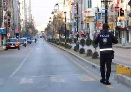 Son dakika haberi: Van'da kısıtlamaya uyuluyor Son dakika haberi: Van'da kısıtlamaya uyuluyor