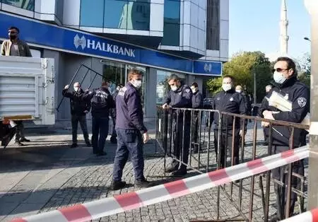 Yaya trafiğinin olduğu cadde, 3 bin 500 kişi ile sınırlandırıldı Yaya trafiğinin olduğu cadde, 3 bin 500 kişi ile sınırlandırıldı