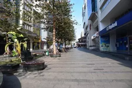 Yaya trafiğinin olduğu cadde, 3 bin 500 kişi ile sınırlandırıldı Yaya trafiğinin olduğu cadde, 3 bin 500 kişi ile sınırlandırıldı