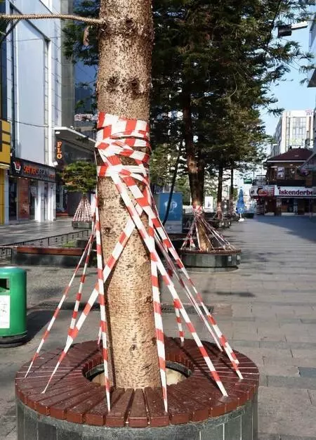 Yaya trafiğinin olduğu cadde, 3 bin 500 kişi ile sınırlandırıldı Yaya trafiğinin olduğu cadde, 3 bin 500 kişi ile sınırlandırıldı