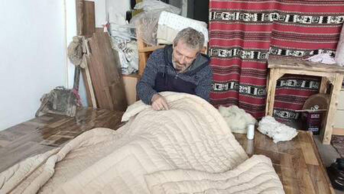 47 yıldır yorgan dikiyor