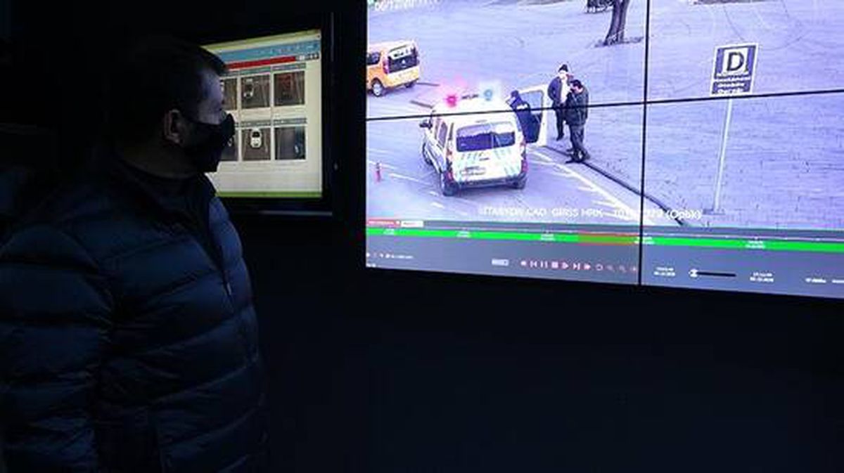 Aracında sigara içen taksici, sokağa çıkma kısıtlamasını denetleyen valiye yakalandı