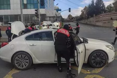 Başakşehir'de denetimden kaçan ve çok sayıda sabıkası bulunan 3 kişi yakalandı
