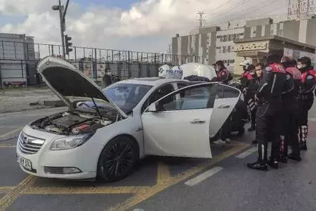 Başakşehir'de denetimden kaçan ve çok sayıda sabıkası bulunan 3 kişi yakalandı