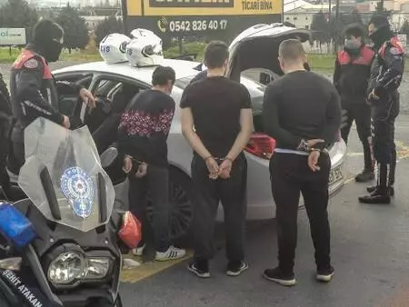 Başakşehir'de denetimden kaçan ve çok sayıda sabıkası bulunan 3 kişi yakalandı