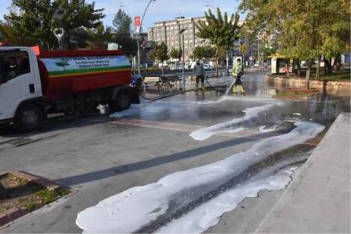 Batman'da cadde ve kaldırımlar, deterjanlı suyla yıkandı