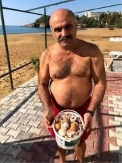 Boş kalan sahillerde definecilerden sonra deniz kabuğu koleksiyoncuları iş başında