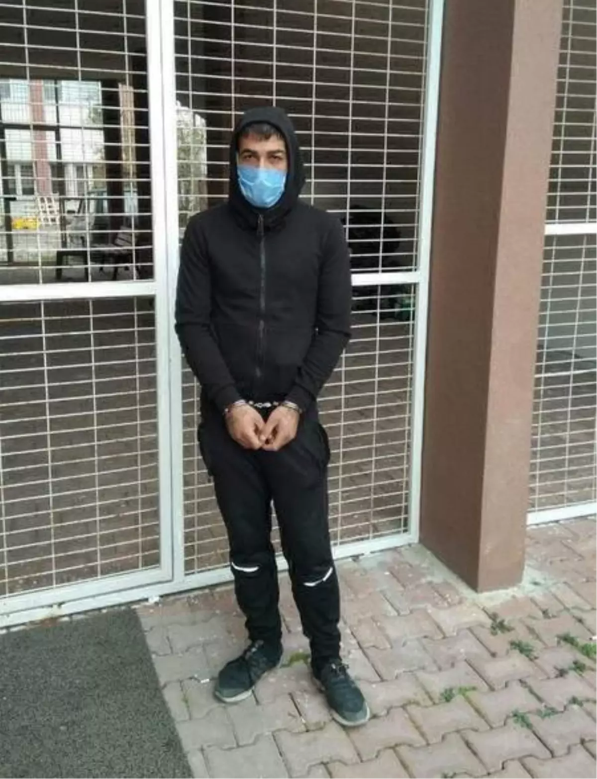 Cezaevi firarisi gizlendiği kanepenin altında yakalandı