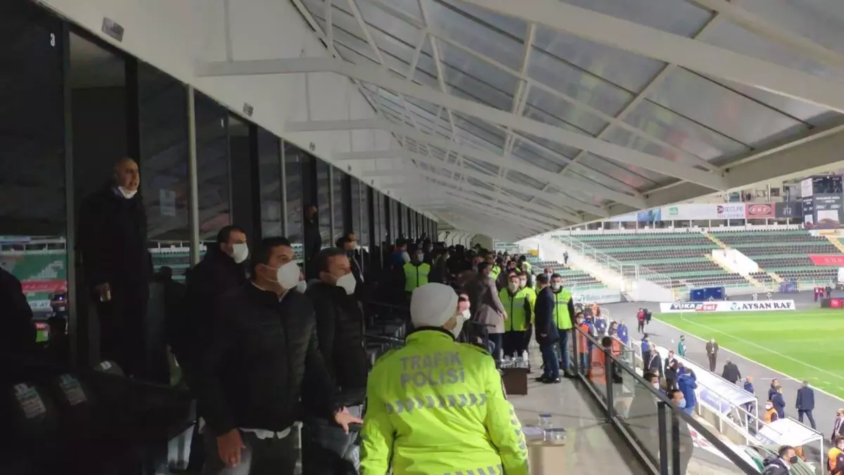 Denizlispor-F.Bahçe maçında protokol tribününde gerginlik yaşandı